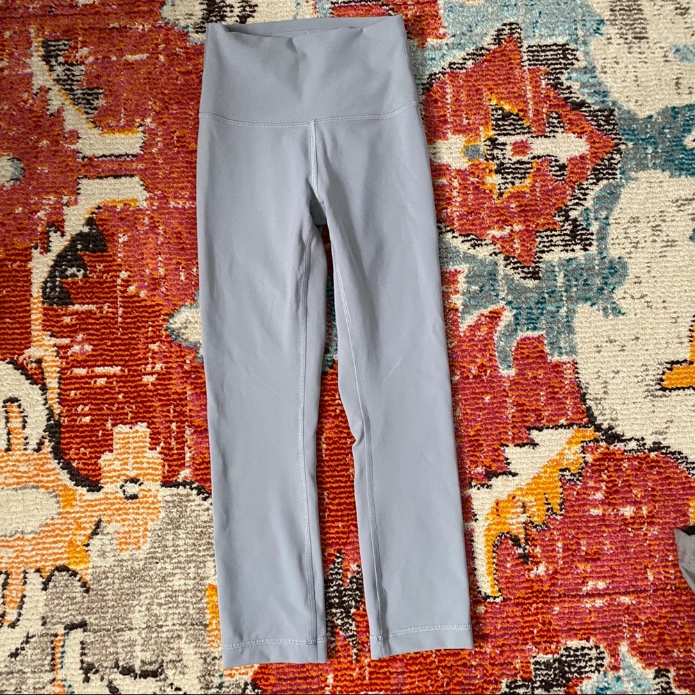 EUC Lululemon Wonder Train Crops in Rhino Gray